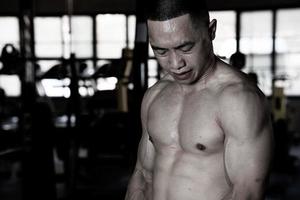 sexy Körper von muskulös jung Soldat asiatisch Mann im Fitnessstudio. Konzept von Gesundheit Pflege, Übung Fitness, stark Muskel Masse, Körper Erweiterung, Fett die Ermäßigung zum Herren Gesundheit Ergänzung Produkt Präsentation.