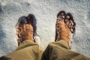 nackte Füße im weißen Schnee foto
