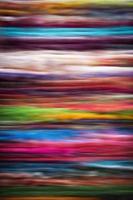 verschwommene farbige Fäden auf einem Teppich foto