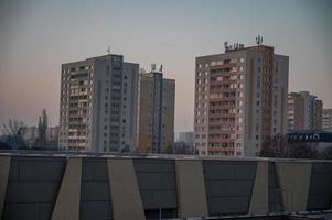 Sonnenaufgang im Slowakei Stadt, um Sieben Uhr im das Morgen. trnava, Slowakei, sk, 2023 foto