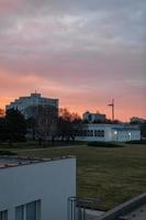 Sonnenaufgang im Slowakei Stadt, um Sieben Uhr im das Morgen. trnava, Slowakei, sk, 2023 foto