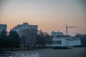 Sonnenaufgang im Slowakei Stadt, um Sieben Uhr im das Morgen. trnava, Slowakei, sk, 2023 foto