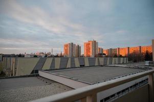 Sonnenaufgang im Slowakei Stadt, um Sieben Uhr im das Morgen. trnava, Slowakei, sk, 2023 foto