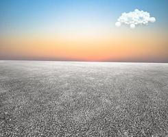 breit leeren Asphalt Fußboden und Ballon Wolken gegen ein sauber und hell Himmel Hintergrund. foto