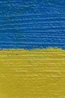 ukrainisch Flagge gemalt auf Mauer foto