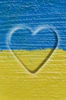 Herz auf ukrainisch Flagge gemalt auf Mauer foto