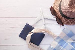 Reiseaccessoires mit Hut, Brille und Reisepass foto