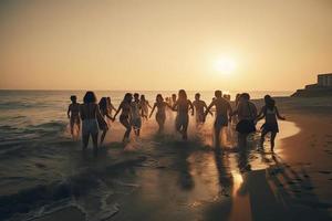 groß Gruppe von jung freunde oder groß Familie sind haben Spaß und Lauf beim Sonnenuntergang Strand. Sommer- Urlaube Konzept foto