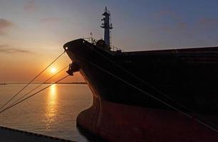 Aussicht auf Sonnenaufgang im Seehafen von Odessa, Ukraine foto