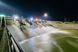 Überlauf von Damm Tor auf Nacht, Pa willen Cholasit Damm foto