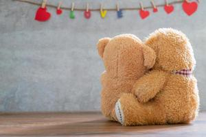 zurück Seite von zwei Teddy Bär mit Herz auf Marmor Hintergrund foto