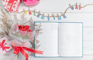 Kalender Buch auf 14 Februar mit Geschenk Box foto