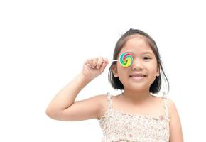 süß asiatisch Mädchen Lächeln mit Süßigkeiten isoliert foto