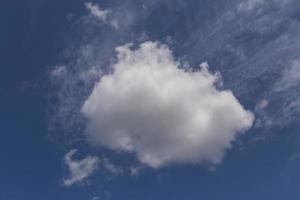 klein Wolke im ein Blau Himmel foto