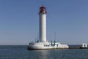 Leuchtturm beim Seehafen von odesa im Ukraine foto