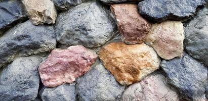 bunt von groß Felsen oder Stein Mauer zum Hintergrund. Gruppe von Objekt, Muster Hintergrund und geknackt Konzept foto