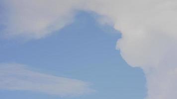 blauer Himmel mit weißen Wolken foto