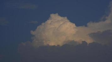 weiße Wolken am blauen Himmel foto