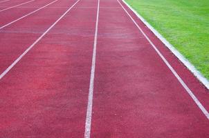 Laufen Spur und Grün Gras, direkt Leichtathletik Laufen Spur beim Sport Stadion foto