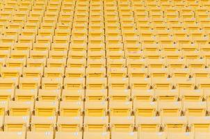 leeren Gelb Sitze beim Stadion, Reihen von Sitz auf ein Fußball Stadion, auswählen Fokus foto