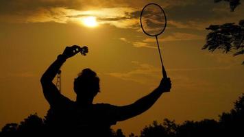 Silhouetten indisch Mann spielen Badminton mit nehmen ein Shuttle im Hand foto