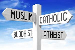 Religion Konzept - - hölzern Wegweiser mit vier Pfeile und Himmel im Hintergrund foto