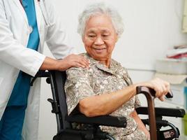 Arzt Hilfe asiatisch Alten Frau Behinderung geduldig Sitzung auf Rollstuhl im Krankenhaus, medizinisch Konzept. foto