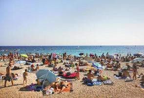 diano Yachthafen , Italien, 23.03.2023 - - Menschen entspannt sich auf das Strand im das Sommer- Tag, Reise Reportage foto