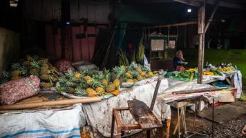 Minahasa, Indonesien Januar 2023, Atmosphäre im tondano traditionell Markt foto