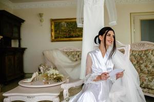 Porträt von ein schön Braut liest Hochzeit Zeremonie Programm foto