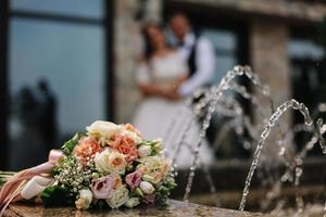 Strauß das Braut Strauß Hochzeit rosenweiß Rosea Park Brunnen Feier Romantik Datum Platz Wasser Teich Liebe das Blumen foto