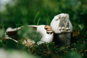 Hochzeit Schuhe und Hochzeit Strauß von Weiß Rosen foto