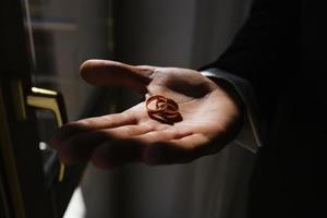 Gold Hochzeit Ringe sind auf das Braut Hand foto