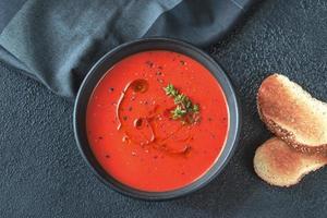 Schüssel würzige Tomatensuppe foto