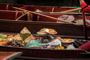 Boote Verkauf verschiedene Arten von Obst beim verdammt Saduak schwebend Markt sind ein Beliebt Tourist Ziel Das Europäer und Chinesisch mögen zu Reise mit das traditionell Weg von Leben von das Dorfbewohner. foto