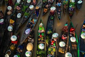 Banjarmasin, Indonesien - - September 25, 2021, das Atmosphäre von das traditionell schwebend Markt Festival alle lokal Bewohner verwenden Boote oder Kanus zu Menschenmenge das Fluss zu ausführen Sehenswürdigkeiten zum Besucher. foto