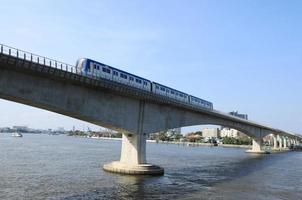 chaloem ratchamongkon Linie oder mrt Blau Linie Laufen Kreuzung foto