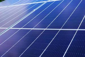 schließen oben von Blau Solar- Tafel. Solar- Zelle Technologie, Leistung Zelle Alternative Quelle von Elektrizität. Photovoltaik Zelle Tafel. sauber Energie Leistung Konzept foto