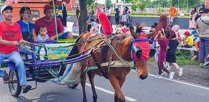 Surakarta, Indonesien, Januar 8, 2023 dokar Wisata oder Streitwagen Spritztour im Sonntag Auto kostenlos Tag surakarta foto