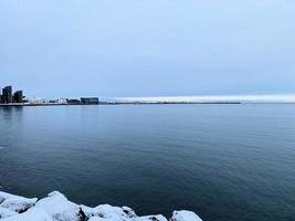 ein Aussicht von das Strandpromenade beim Reykjavik im Island im das Winter foto