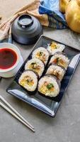 kimbap oder gimbap ist Koreanisch rollen Gimbap, Kimbob gemacht von gedämpft Weiß Reis Schlag und verschiedene andere Zutaten, diese Essen von Süd Korea foto