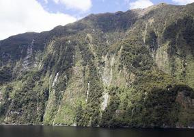 Fjordland National Park steil bergig Ufer foto