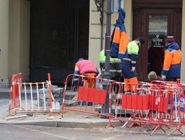 Konstruktion Arbeitskräfte sind reden Über Fortschritt im Arbeit foto