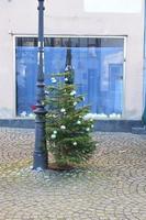 Weihnachten Baum beim ein geschlossen Geschäft foto