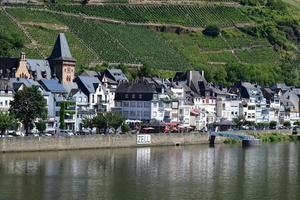 Zell ein der Mosel, Deutschland, 2022 - - alt Stadt, Dorf direkt am Wasser foto