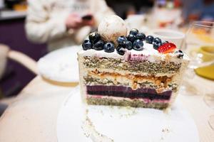 Schnitt Stück von Blaubeere und Beere Kuchen. foto