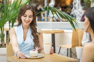 zwei jung Frauen trinken Kaffee foto