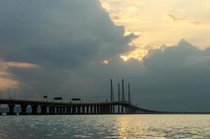 Sonne erhebt euch durch das Wolke beim Penang zweite Brücke foto