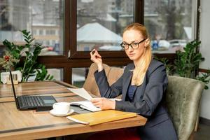 jung Geschäftsfrau Arbeiten mit Unterlagen foto