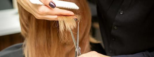 Friseur schneidet Tipps weiblich Haar foto